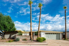 Mid-century 4BR ranch with private pool, 1M to pickleball